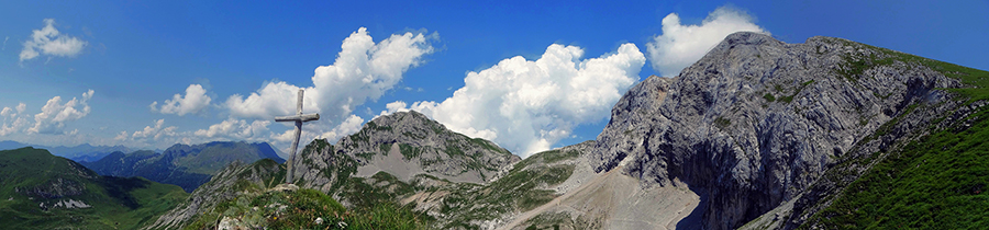 Vista panoramica dal Passo di Gabbia (2050 m) sul sent. alto dei fiori 244 e sul Mandrone